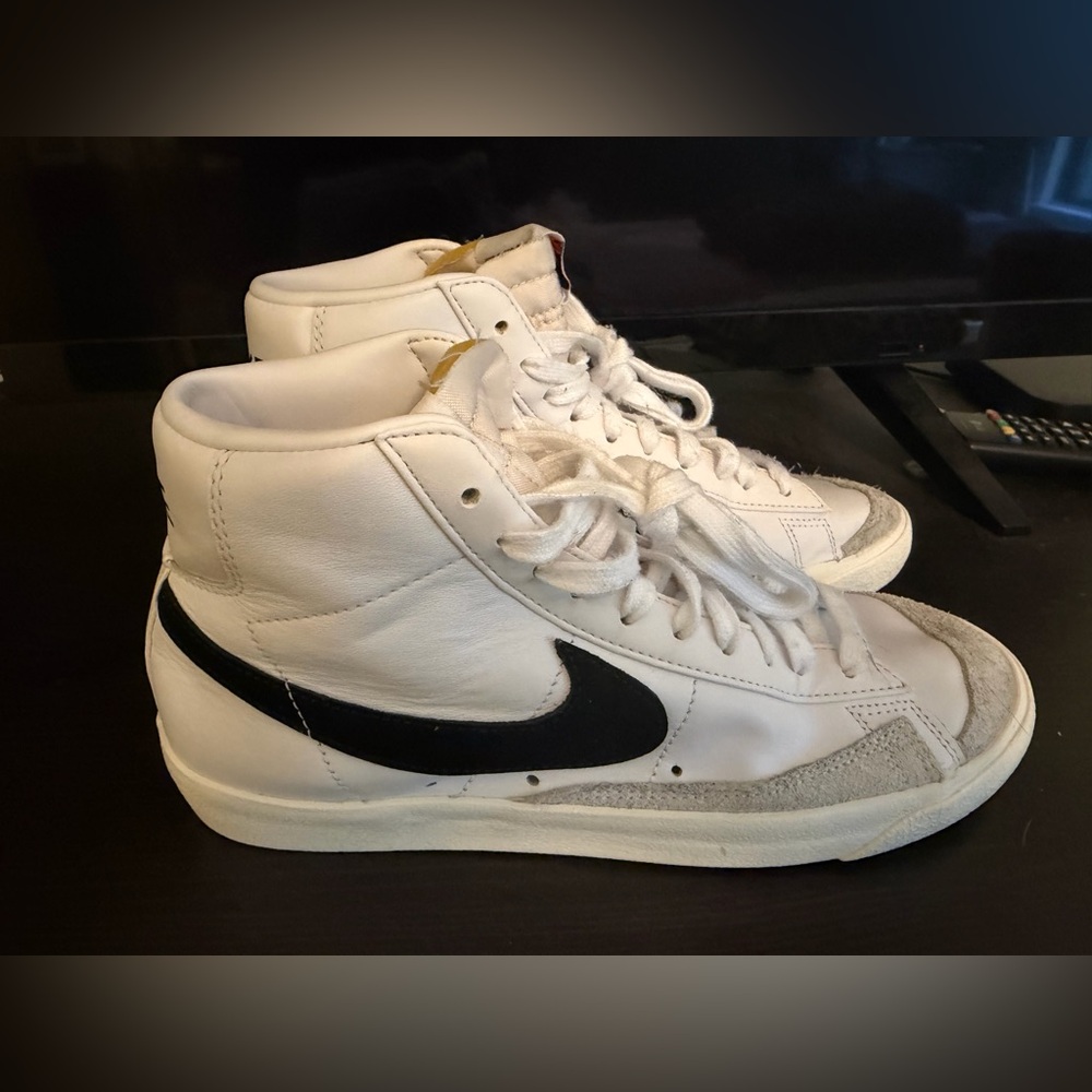 Great Condition - Nike Women's Blazer Mid 77 Shoes - Size 9